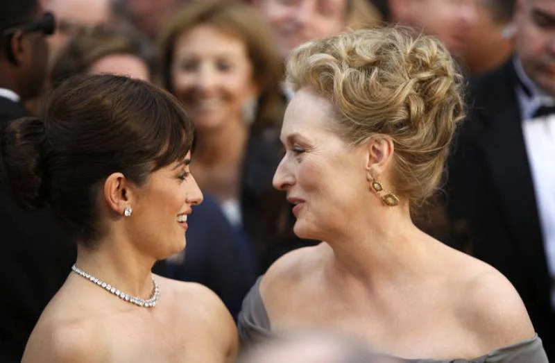 “Ahora la beso siempre que la veo”: Penélope Cruz se sincera sobre la escena en topless con Meryl Streep, admite que adora a la ganadora del 3 Oscar