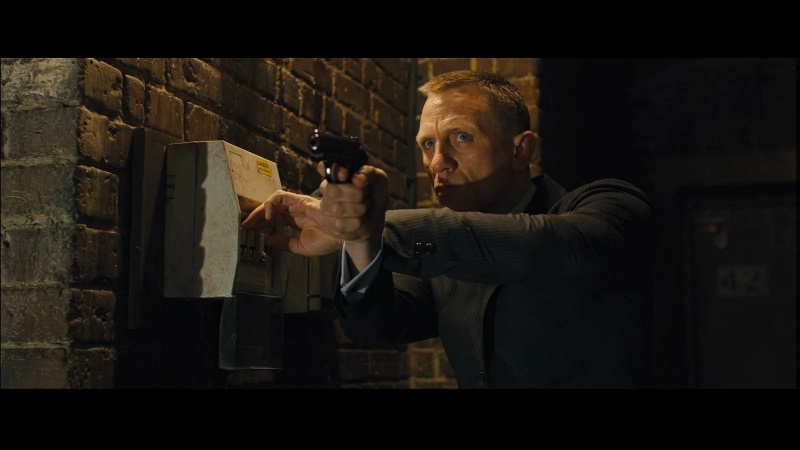   دانيال كريغ's Skyfall has been hailed as one of the darkest Bond films yet