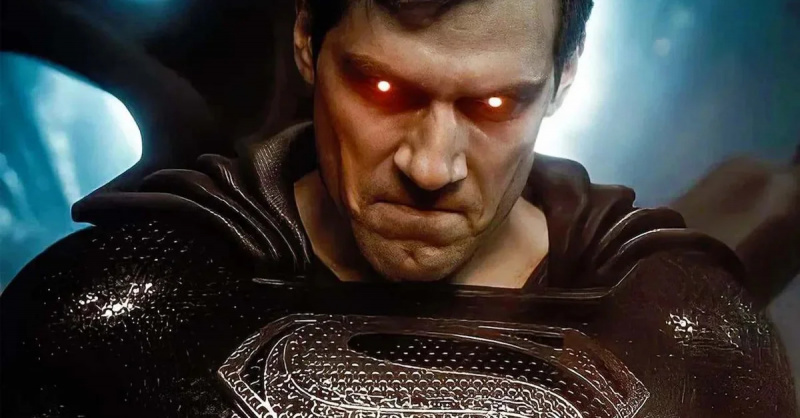   DCU'da Süpermen olarak Henry Cavill.