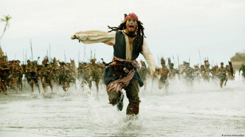 „Dirbame, kad pabandytume tai padaryti“: Johnny Depp'o Jackas Sparrow'as greičiausiai bus pakeistas naujais Karibų jūros piratų projektu