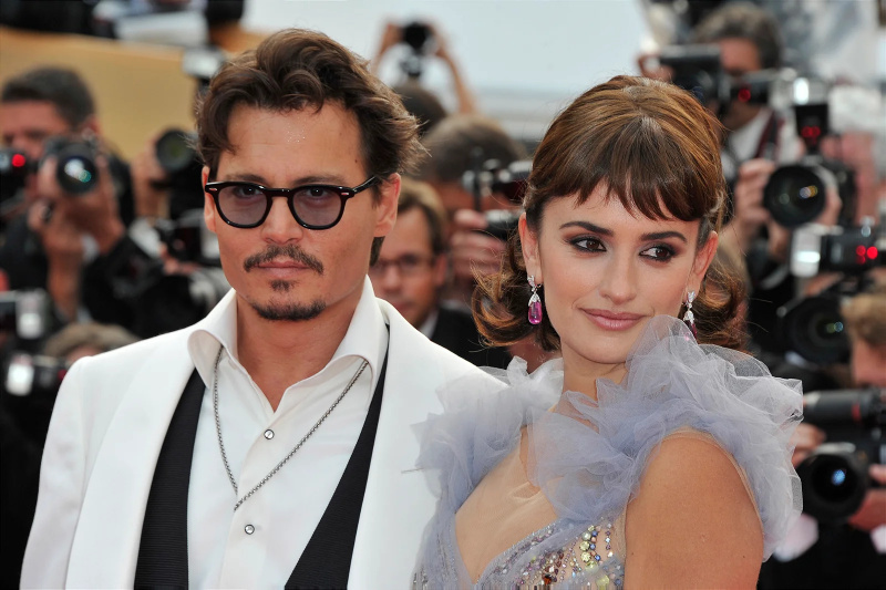 'Vi vil aldrig glemme venligheden': Johnny Depp sikrede, at Pirates Co-Star Penélope Cruz fik den bedste pleje, mens hun var 6. måned gravid, og tilbragte hver dag med hende