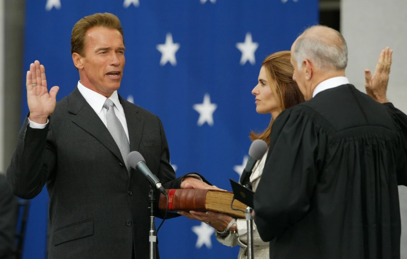   Arnold Schwarzenegger tijdens zijn eedaflegging