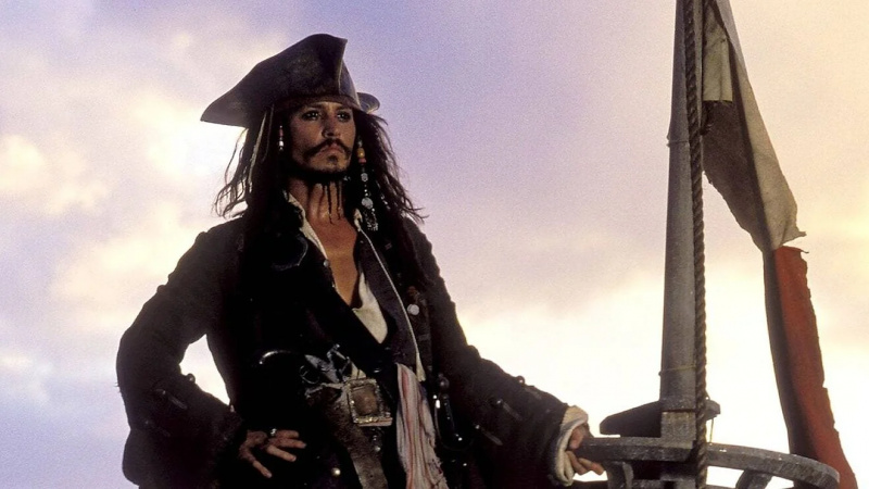   Johnny Depp ikonisena kapteenina Jack Sparrowna.