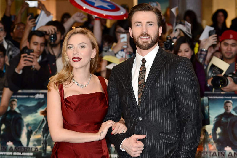 „Mes turime labai panašų humoro jausmą“: Chrisas Evansas užsiminė apie kiekvieno „Marvel“ gerbėjo šlapią sapną – Chriso Evanso ir Scarlett Johansson romaną „Kapitono Amerika 2“ metu