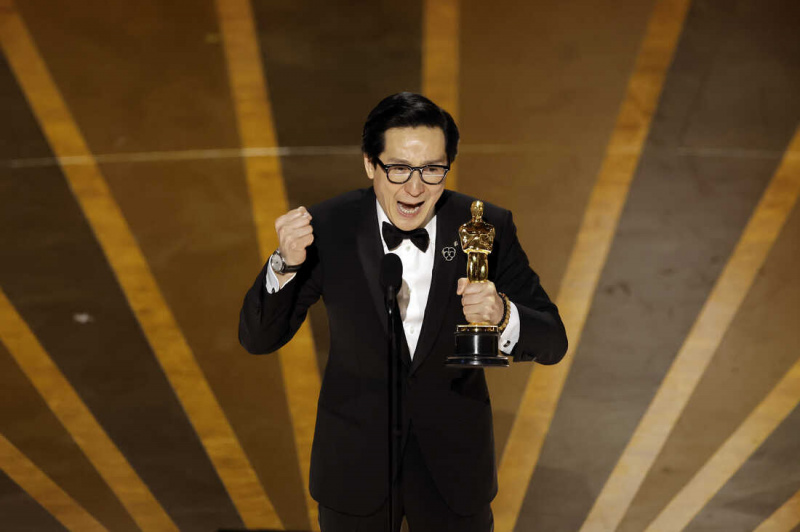   Ke Huy Quan vinner Oscar för bästa manliga biroll för'Everything Everywhere' : NPR