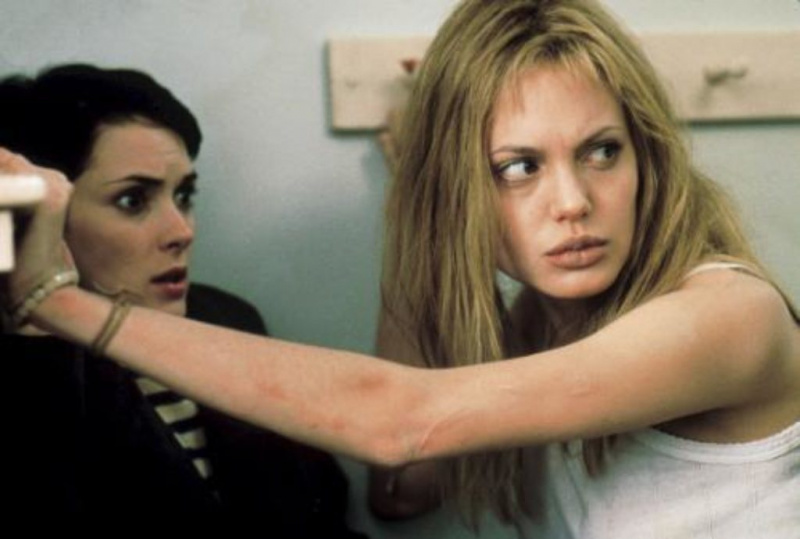   Η Winona Ryder και η Angelina Jolie στο Girl, Interrupted (1999)