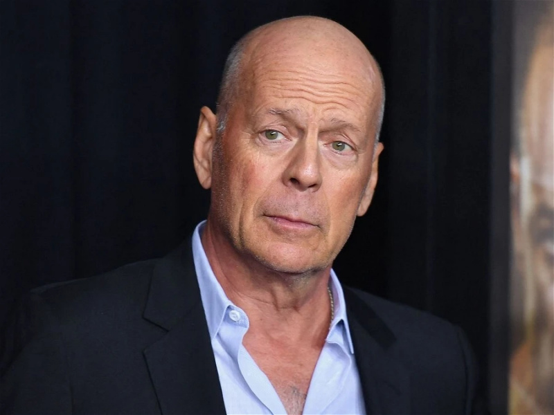 „Er musste in den Ruhestand gehen“: Bruce Willis erhält die dringend benötigte, aufmunternde Nachricht von Arnold Schwarzenegger, während er mit einer lebensbedrohlichen Erkrankung kämpft