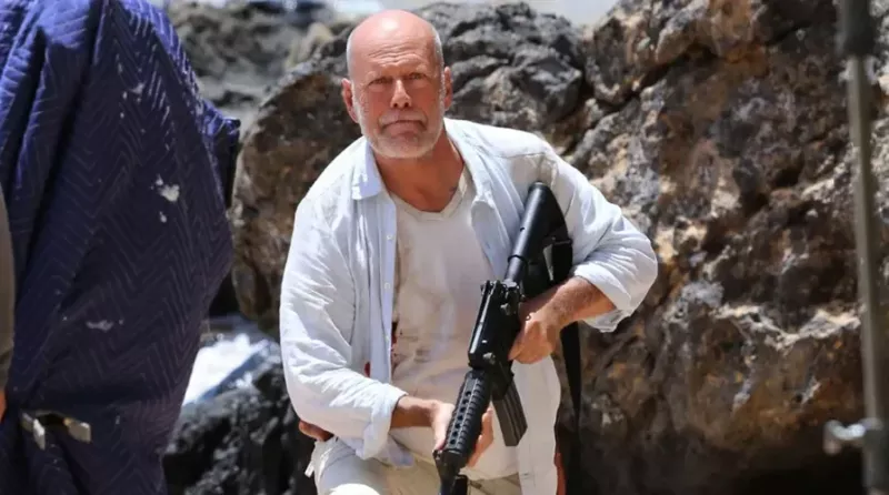 Bruce Willis sa vracia do Hollywoodu, kde sa stretne s Johnom Travoltom v traileri Paradise City