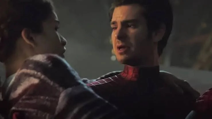   Андрю Гарфийлд's Spider-Man saves Zendaya's MJ in No Way Home