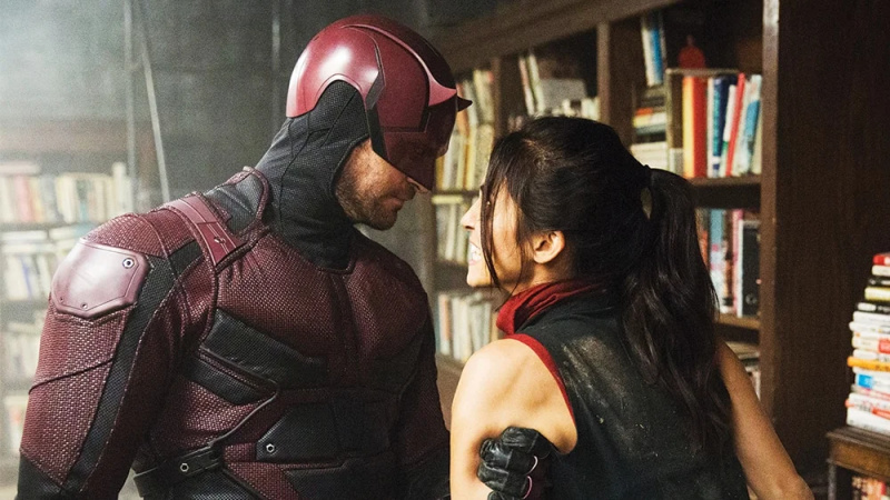   Charlie Cox turėjo juodos ir raudonos spalvos kostiumą „Daredevil“ (2015–2018 m.).