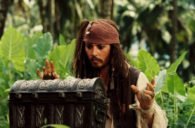   Johnny Depp în franciza Pirații din Caraibe.