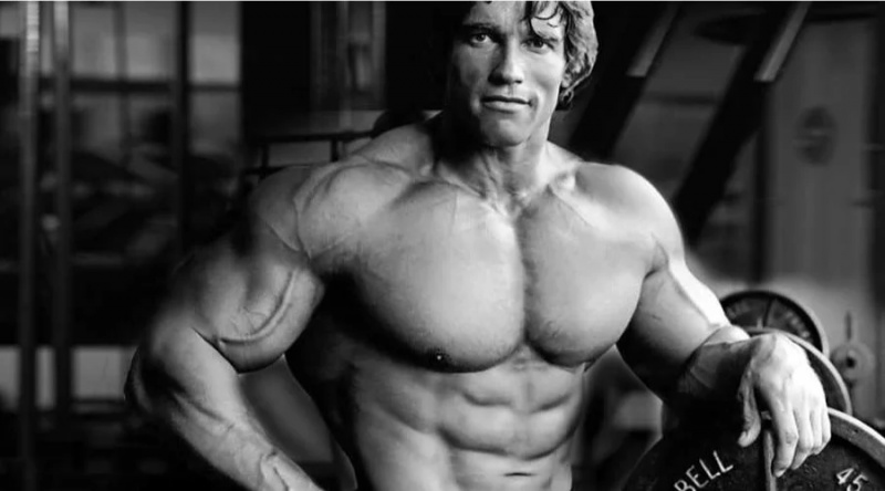 Arnold Schwarzenegger 1,54 milliárd dolláros Muscle God Franchise-társszerzőt csalt meg, és azt hitte, hogy kisebb bicepszei vannak, és a fogadás elvesztése után drága pezsgőt vásárolt