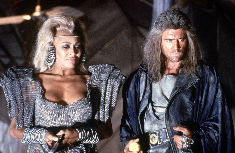   เมล กิ๊บสัน และทีน่า เทิร์นเนอร์ ใน Mad Max Beyond Thunderdome (1985)