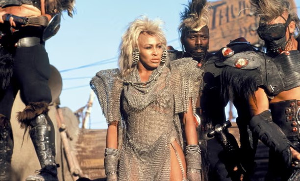   Tina Turner w Mad Max poza kopułą gromu (1985)
