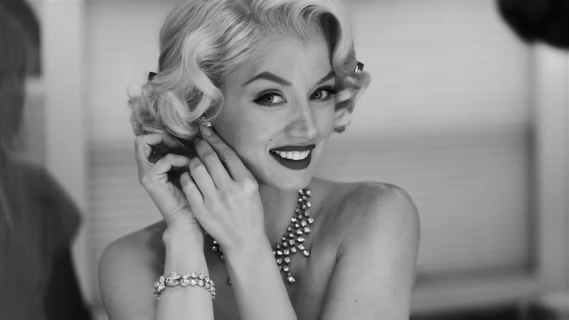   Ana de Armas como Marilyn Monroe em Loira (2022).