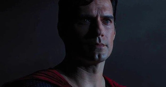 Berichten zufolge wurde Henry Cavill von The Rock als Handlanger zur Kontrolle von DCU als Superman benutzt. Der Schauspieler erhielt nie einen schriftlichen Vertrag, obwohl ihm mehrere Filme versprochen wurden