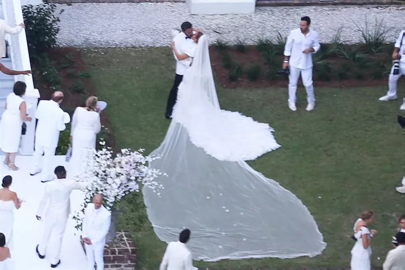   أقام بن أفليك وجنيفر لوبيز حفل زفاف لمدة 3 أيام في جورجيا.