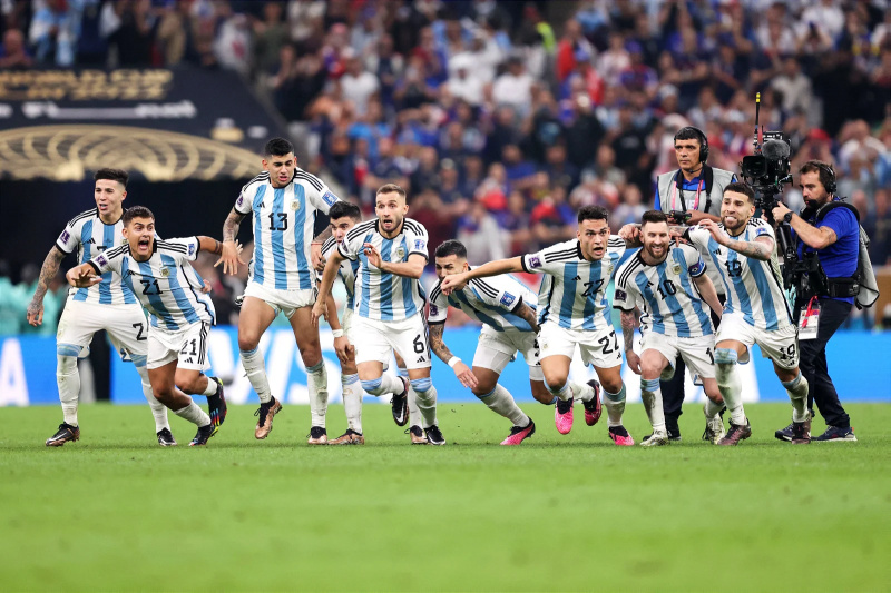 'Det är därför jag tittar på sport': Zoe Saldaña, Blake Lively och Salma Hayek går med Lionel Messi för att fira hans känslomässiga världscupseger mot Frankrike
