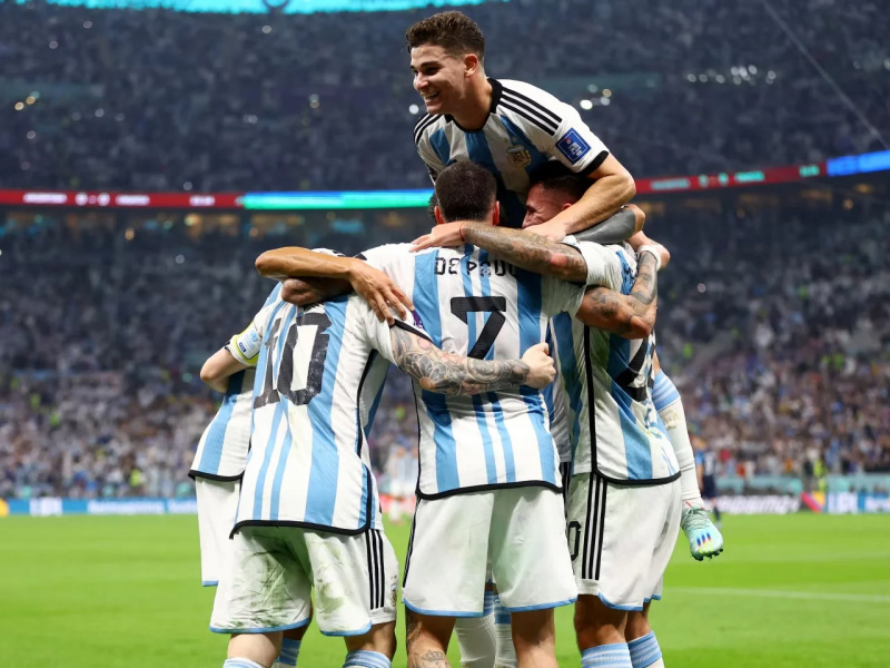   Аржентина празнува Меси's 98th goal for the national team