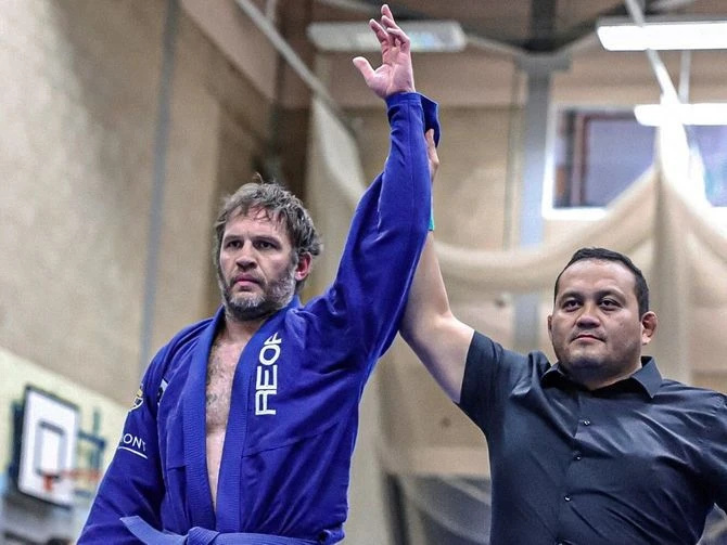   Skuespiller Tom Hardy vinner en brasiliansk jiu jitsu-konkurranse ved å beseire alle motstanderne VIDEO