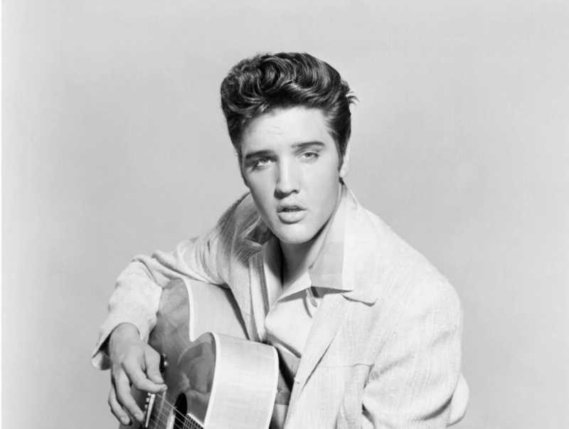   Elvis Presley es llamado el"King of Rock and Roll".