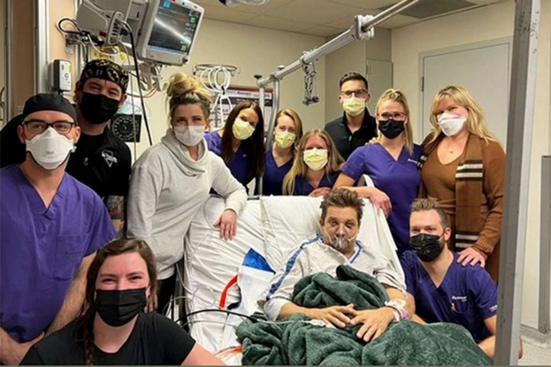   Jeremy Renner com os médicos e enfermeiras