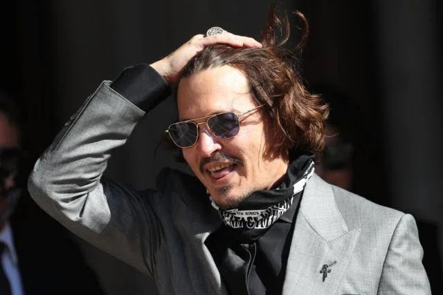 미국이 그를 기피한 후 Johnny Depp은 영국의 새 집에 더 많은 '특성'이 있다고 말했습니다.