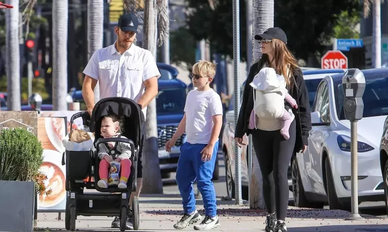   Chris Pratt med Katherine Schwarzenegger Pratt och hans barn
