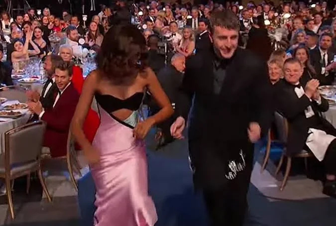   Зендая и Пол Мескал по време на неудобния момент на наградите SAG