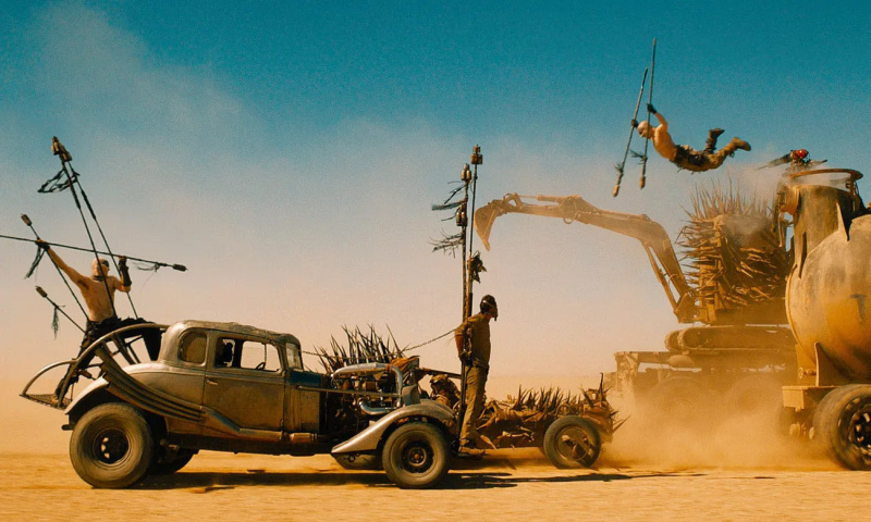   Mad Max: Fury Road는 조지 밀러의 야심찬 비전에 생명을 불어넣습니다.