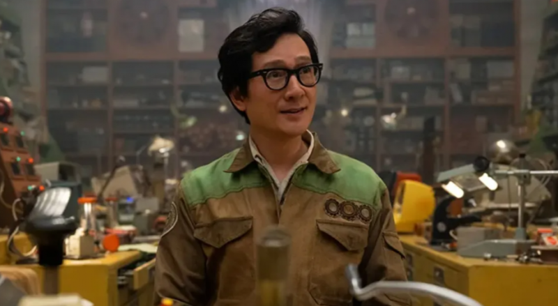 Ke Huy Quan se je čustveno skliceval na Indiano Jonesa med svojo kratko vlogo OB v 2. sezoni Toma Hiddlestona Loki