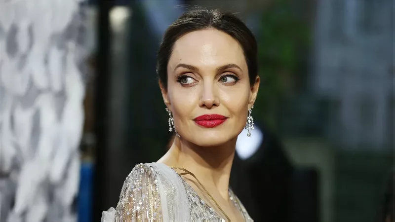 „Nézd, nincs mellbimbó”: Angelina Jolie megalázottnak érezte magát, miután a híres akció-franchise posztereken megváltoztatta a testét anélkül, hogy tájékoztatta volna