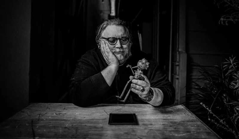 „Jemand umarmt diesen Mann. „Er ist zu wertvoll“: Nach begeisterten Kritiken erscheint Guillermo del Toro mit der Pinocchio-Puppe zur Filmpremiere