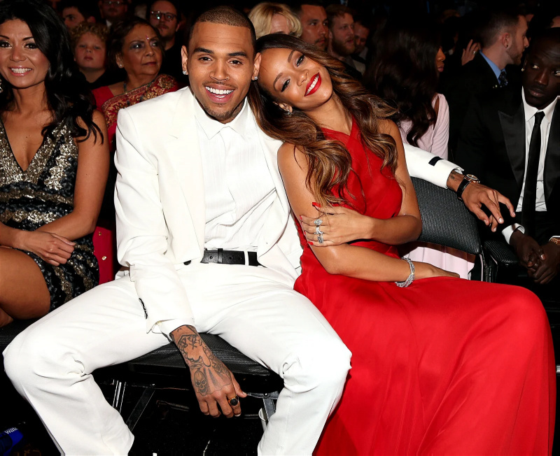 „Warum bist du immer noch in sie verliebt?“: Chris Brown ist auch zehn Jahre nach ihrer umstrittenen Trennung immer noch in Rihanna verliebt?