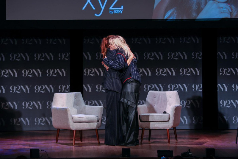   Drew Barrymore en Reneé Rapp knuffelen elkaar tijdens het evenement waar het stalkerincident plaatsvond