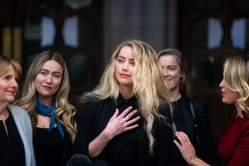   Amber Heard spreekt het publiek toe na het proces wegens smaad