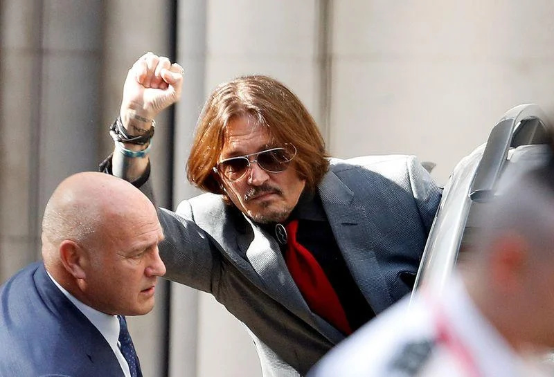   Johnny Depp saliendo del Royal Court, Londres