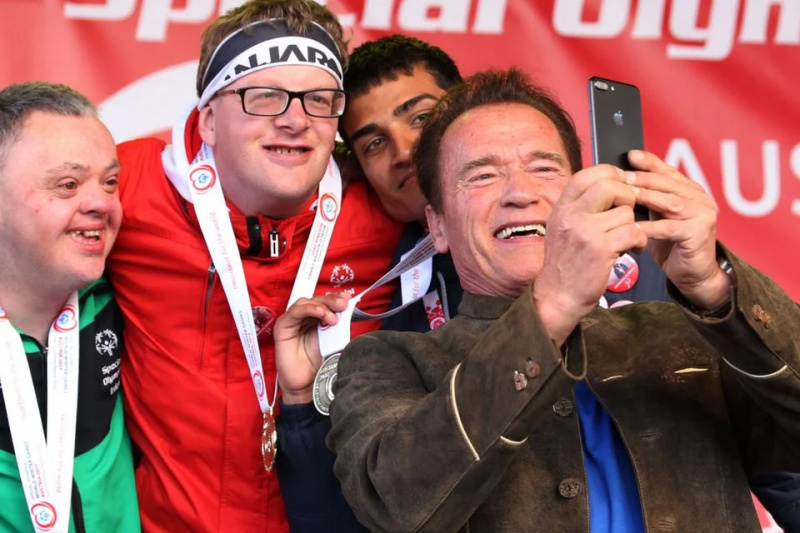   Arnold Schwarzenegger Special Olympics -urheilijoiden kanssa