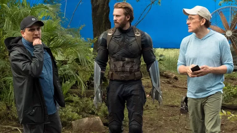   Russo Brothers na planie Avengers: Infinity War wraz z Chrisem Evansem (2018).