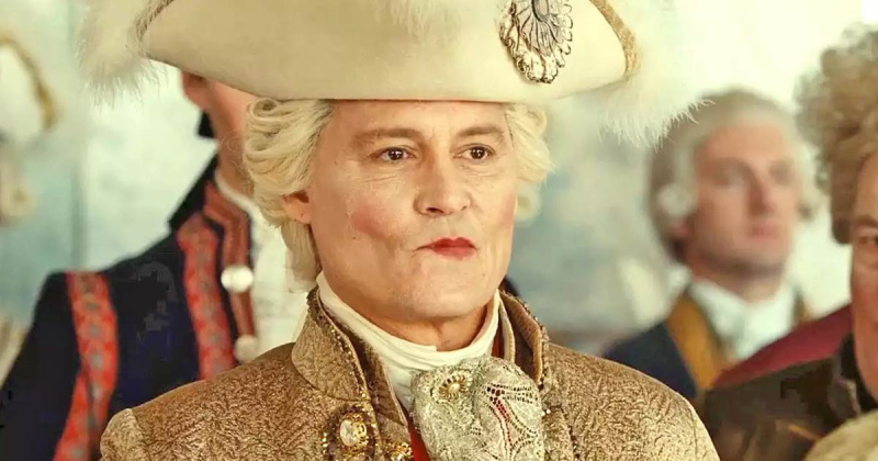   Johnny Depp XV. Lajos király szerepében a Jeanne du Barry-ben