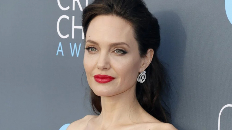 „Spojili sa pri natáčaní filmu“: Angelina Jolie mala romantický vzťah so svojím synom z jej 167 miliónov dolárovej katastrofy v pokladni „Alexander“