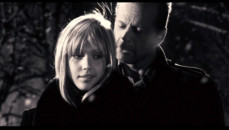   Jessica Alba și Bruce Willis în Sin City (2005).