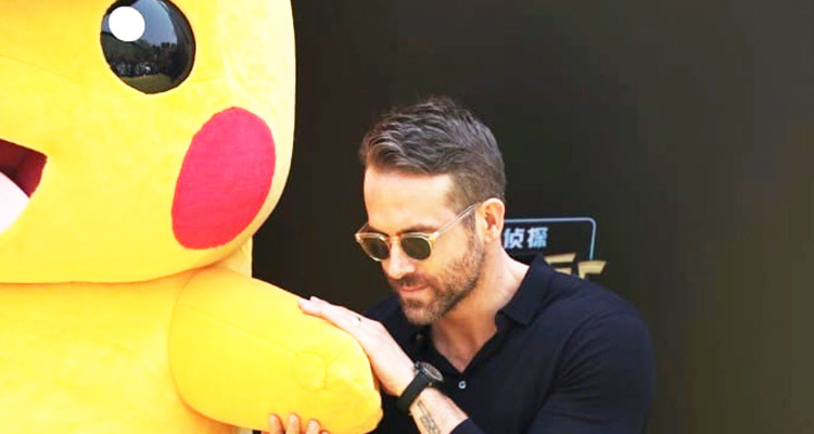   Ryan Reynolds med Pikachu legetøj