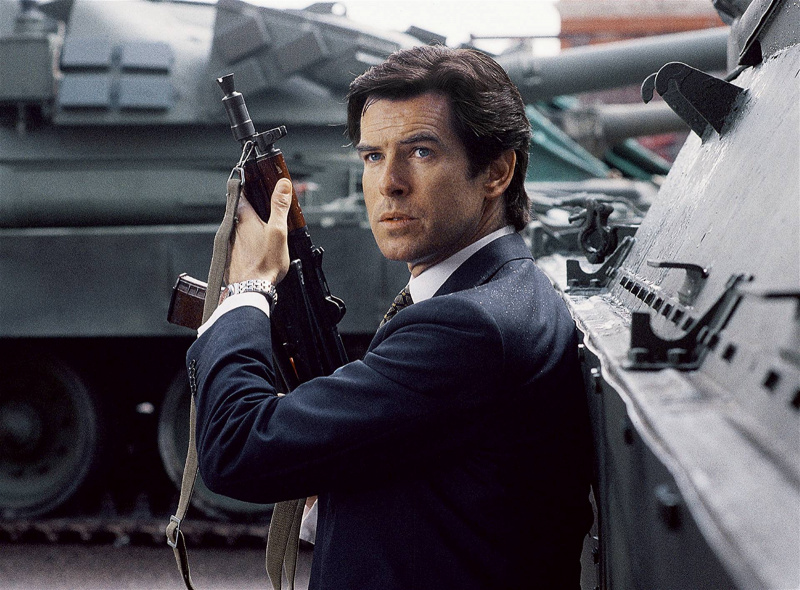 Pierce Brosnans James-Bond-Film „Der Morgen stirbt nie“ erhielt seinen ikonischen Titel aufgrund eines Tippfehlers eines Studioassistenten