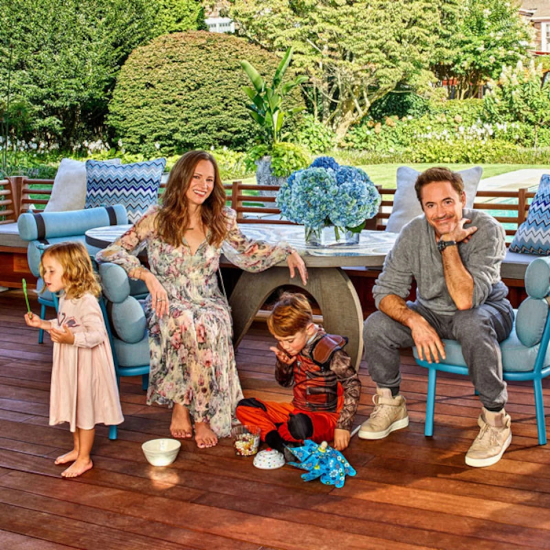  Robert Downey Jr e Susan Downey com os filhos