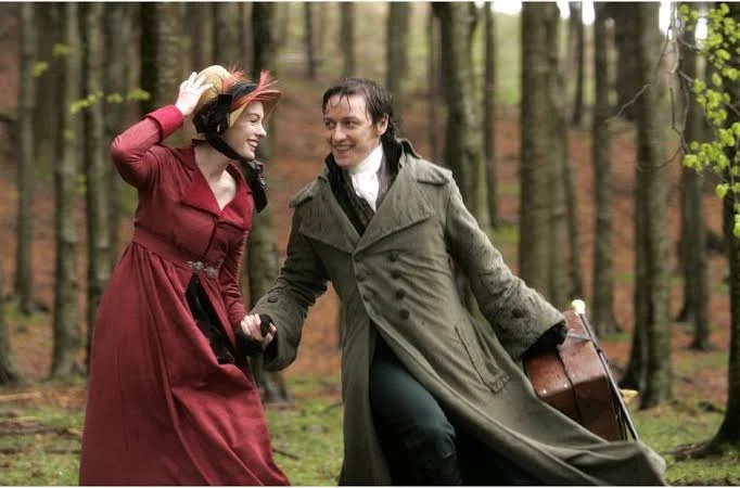   Anne Hathaway i James McAvoy w Becoming Jane