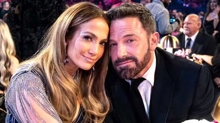 Jennifer Lopez negeert de kritiek van haar fans op de lancering van het cocktailmerk ondanks de duistere geschiedenis van Ben Affleck met alcoholverslaving