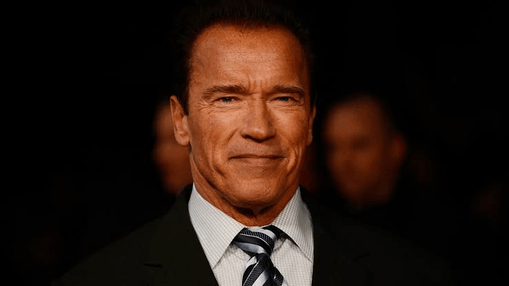 “Tas aizmirsīs”: Arnolda Švarcenegera filma par 378 miljoniem dolāru izglāba mirstošo Džeimsa Bonda franšīzi, kad vadību pārņēma Pīrss Brosnans