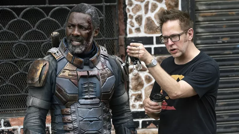   Idriss Elba kopā ar Džeimsu Gunnu filmas The Suicide Squad filmēšanas laukumā.