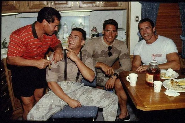   Ο Arnold Schwarzenegger στον Jean-Claude Van Damme's movie set